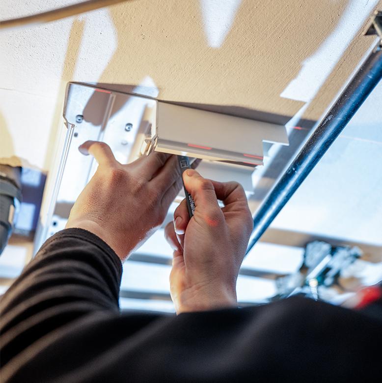 Hände montieren elektrisches Bauteil Hände montieren elektrisches Bauteil