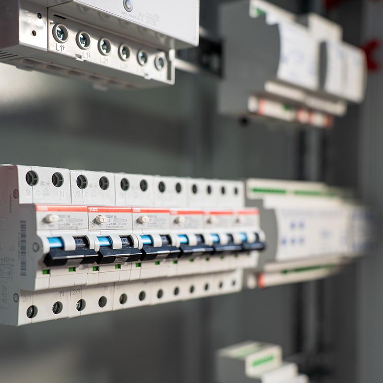 Detailansicht von Reihenklemmen in Schaltschrank Detailansicht von Reihenklemmen in Schaltschrank