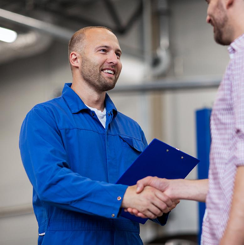 Servicetechniker begrüßt Kunden im Betrieb