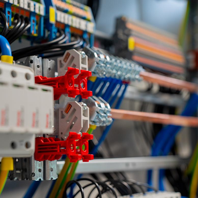 Detailansicht von Kabeln und Klemmen in Schaltschrank